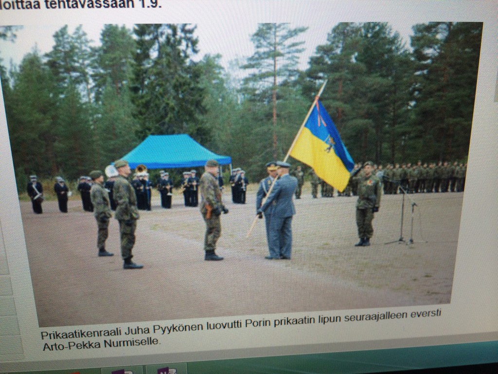 Prikaatin lippu luovutettiin uudelle komentajalle perjantaina. Kuva: Tuomas Kuhalainen