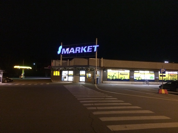 S-marketin valaistus on niukanlainen K-supermarkettiin verrattuna. Kuva: Tuomas Kuhalainen
