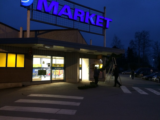 S-marketin kiinteistö sai jouluvalot maanantaina. Kuva: Tuomas Kuhalainen