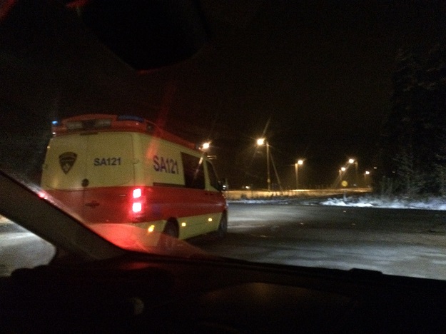 Paikalle hälytettiin ambulansseja sekä useita poliisin ja pelastuslaitoksen yksiköitä. Kuva: Tuomas Kuhalainen