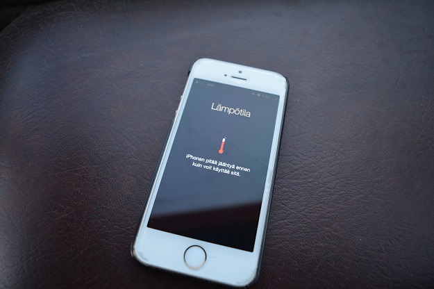 iPhone simahti pakkasen voimasta torstaina iltapäivällä Kokemäellä. Kuva: Tuomas Kuhalainen