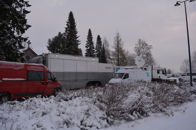 Ulkona odotti kohtuullinen lähetysautokalusto. Kuva: Tuomas Kuhalainen